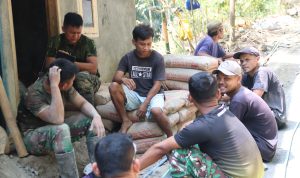 Anggota Satgas TMMD Reguler ke-129 Kodim 0704/Banjarnegara menikmati waktu istirahat sambil berbincang dan bercanda di sela-sela pengerjaan pembangunan rabat beton di Desa Gumelem Kulon, Kecamatan Susukan, Banjarnegara.