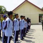 Anggota Satgas TMMD ke-129 Kodim 0813/Bojonegoro melatih Peraturan Baris Berbaris (PBB) kepada siswa SMP Negeri Satu Atap Kesongo, Desa Kesongo, Kecamatan Kedungadem, Kabupaten Bojonegoro. Anggota Satgas TMMD ke-129 Kodim 0813/Bojonegoro melatih Peraturan Baris Berbaris (PBB) kepada siswa SMP Negeri Satu Atap Kesongo, Desa Kesongo, Kecamatan Kedungadem, Kabupaten Bojonegoro.