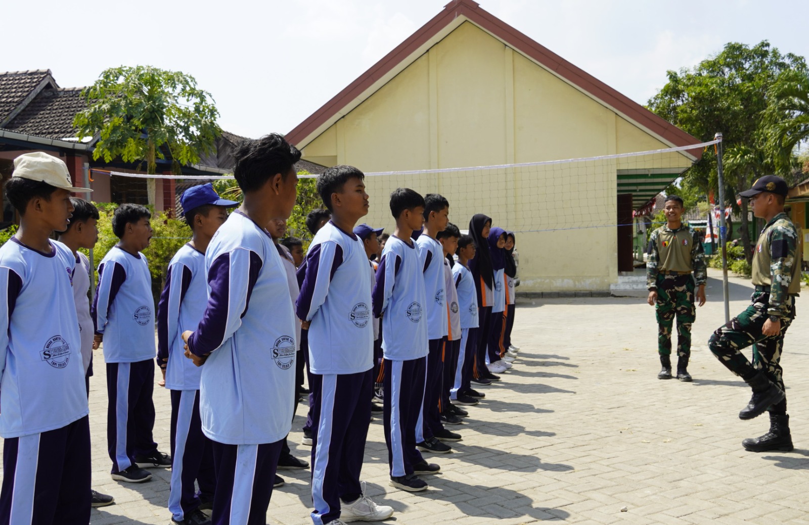 Anggota Satgas TMMD ke-129 Kodim 0813/Bojonegoro melatih Peraturan Baris Berbaris (PBB) kepada siswa SMP Negeri Satu Atap Kesongo, Desa Kesongo, Kecamatan Kedungadem, Kabupaten Bojonegoro.