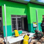 Anggota Satgas TMMD bersama warga mengerjakan pemasangan keramik pada RTLH milik Pak Toid yang telah mencapai progres 75 persen di Desa Gumelem Kulon, Kecamatan Susukan, Kabupaten Banjarnegara, Senin (10/08/2026). Foto: Deni Aripandi/Sumber TMMD Banjarnegara.