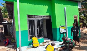 Anggota Satgas TMMD bersama warga mengerjakan pemasangan keramik pada RTLH milik Pak Toid yang telah mencapai progres 75 persen di Desa Gumelem Kulon, Kecamatan Susukan, Kabupaten Banjarnegara, Senin (10/08/2026). Foto: Deni Aripandi/Sumber TMMD Banjarnegara.