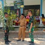 Personel Satgas TMMD ke-129 Kodim 0813/Bojonegoro bersama pihak sekolah saat pelaksanaan rehabilitasi empat ruang kelas SDN Kesongo 1, Kecamatan Kedungadem, Kabupaten Bojonegoro, Senin (10/8/2026). Foto: Deni Flamboyan/Sumber TMMD Bojonegoro