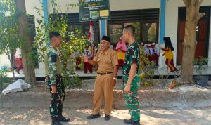 Personel Satgas TMMD ke-129 Kodim 0813/Bojonegoro bersama pihak sekolah saat pelaksanaan rehabilitasi empat ruang kelas SDN Kesongo 1, Kecamatan Kedungadem, Kabupaten Bojonegoro, Senin (10/8/2026). Foto: Deni Flamboyan/Sumber TMMD Bojonegoro
