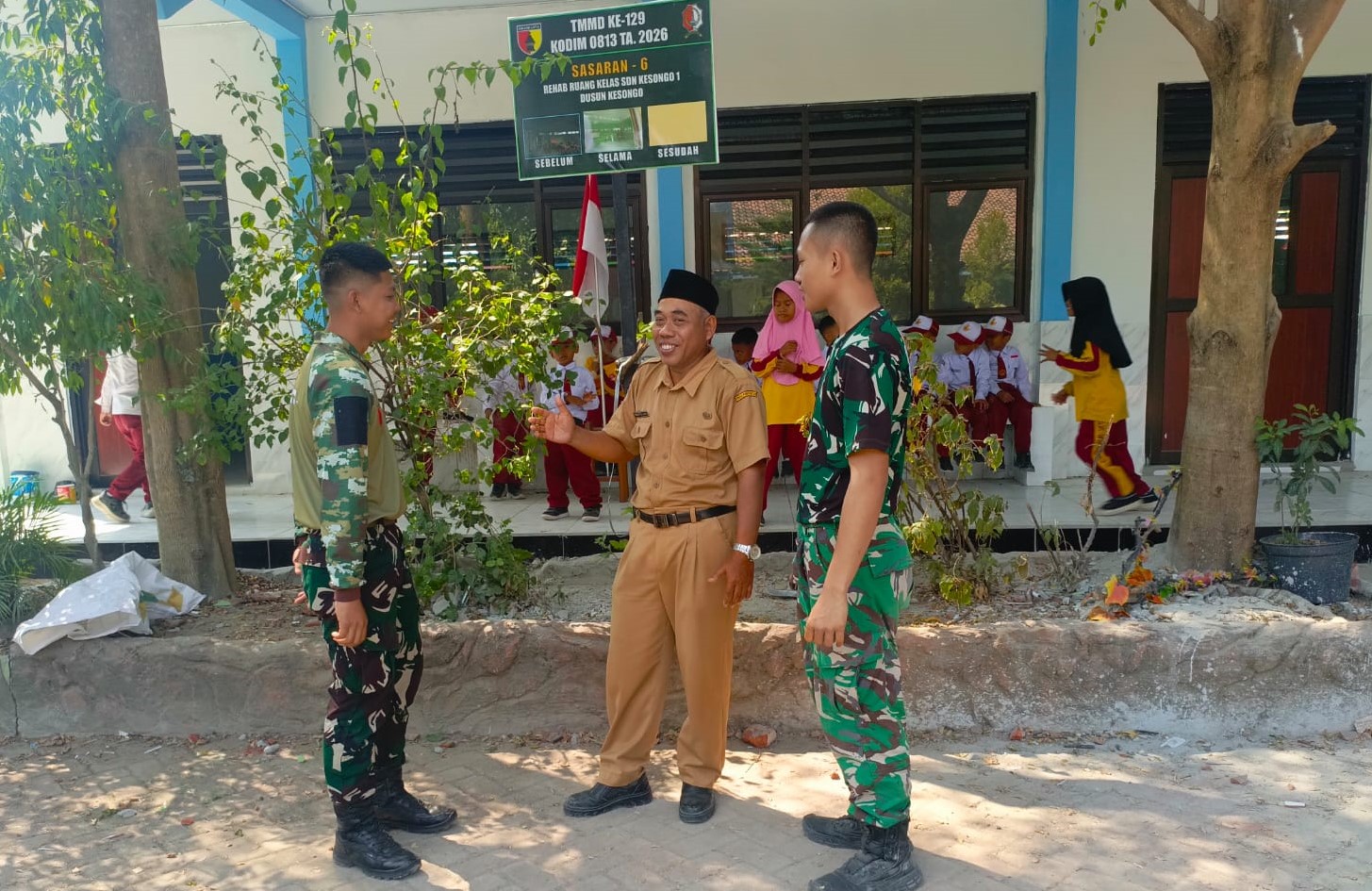 Personel Satgas TMMD ke-129 Kodim 0813/Bojonegoro bersama pihak sekolah saat pelaksanaan rehabilitasi empat ruang kelas SDN Kesongo 1, Kecamatan Kedungadem, Kabupaten Bojonegoro, Senin (10/8/2026). Foto: Deni Flamboyan/Sumber TMMD Bojonegoro