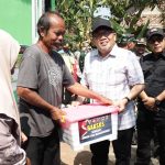 Sekda Kabupaten Banjarnegara Hendro Cahyono, S.E., M.Si., didampingi Kepala Desa Gumelem Kulon Arief Machbub saat menyerahkan bingkisan sembako kepada warga dalam rangkaian kegiatan Wasev TMMD Reguler ke-129 di Desa Gumelem Kulon, Kecamatan Susukan, Kabupaten Banjarnegara, Selasa (11/8/2026). Foto: Deni Flamboyan/Sumber TMMD Banjarnegara Sekda Kabupaten Banjarnegara Hendro Cahyono, S.E., M.Si., didampingi Kepala Desa Gumelem Kulon Arief Machbub saat menyerahkan bingkisan sembako kepada warga dalam rangkaian kegiatan Wasev TMMD Reguler ke-129 di Desa Gumelem Kulon, Kecamatan Susukan, Kabupaten Banjarnegara, Selasa (11/8/2026). Foto: Deni Flamboyan/Sumber TMMD Banjarnegara