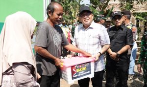 Sekda Kabupaten Banjarnegara Hendro Cahyono, S.E., M.Si., didampingi Kepala Desa Gumelem Kulon Arief Machbub saat menyerahkan bingkisan sembako kepada warga dalam rangkaian kegiatan Wasev TMMD Reguler ke-129 di Desa Gumelem Kulon, Kecamatan Susukan, Kabupaten Banjarnegara, Selasa (11/8/2026). Foto: Deni Flamboyan/Sumber TMMD Banjarnegara
