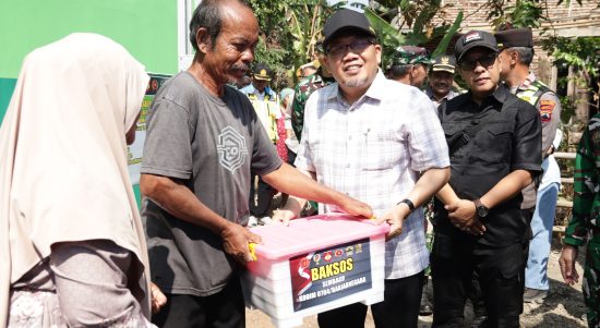 Sekda Kabupaten Banjarnegara Hendro Cahyono, S.E., M.Si., didampingi Kepala Desa Gumelem Kulon Arief Machbub saat menyerahkan bingkisan sembako kepada warga dalam rangkaian kegiatan Wasev TMMD Reguler ke-129 di Desa Gumelem Kulon, Kecamatan Susukan, Kabupaten Banjarnegara, Selasa (11/8/2026). Foto: Deni Flamboyan/Sumber TMMD Banjarnegara