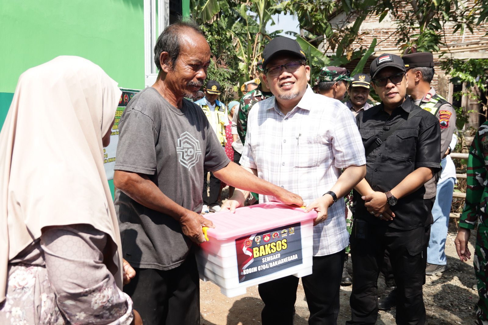 Sekda Kabupaten Banjarnegara Hendro Cahyono, S.E., M.Si., didampingi Kepala Desa Gumelem Kulon Arief Machbub saat menyerahkan bingkisan sembako kepada warga dalam rangkaian kegiatan Wasev TMMD Reguler ke-129 di Desa Gumelem Kulon, Kecamatan Susukan, Kabupaten Banjarnegara, Selasa (11/8/2026). Foto: Deni Flamboyan/Sumber TMMD Banjarnegara