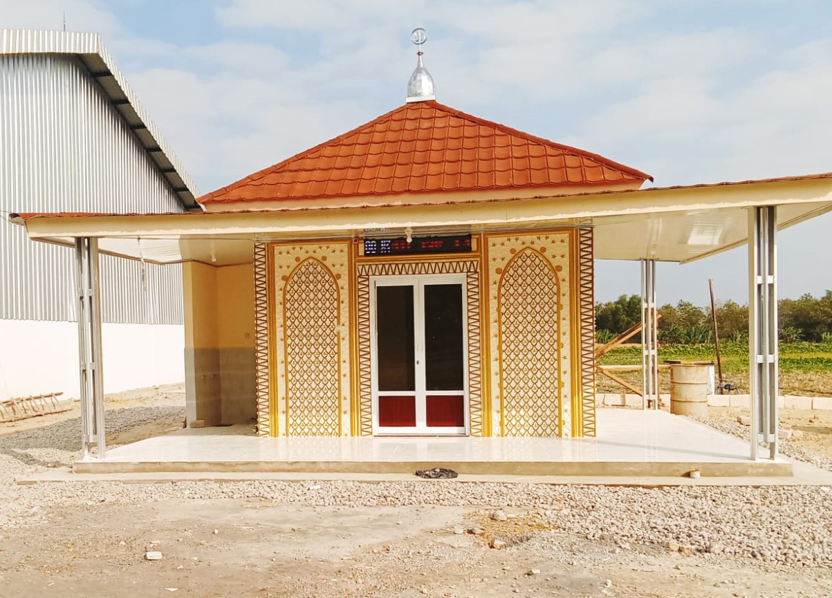 Mushola hasil sasaran tambahan (over prestasi) TMMD ke-129 Kodim 0813/Bojonegoro yang telah rampung dibangun di kawasan Rest Area Terpadu Desa Kesongo, Kecamatan Kedungadem, Kabupaten Bojonegoro, Selasa (11/8/2026). Foto: Deni Flamboyan/Sumber TMMD Bojonegoro