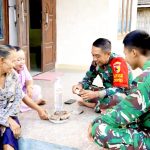 Keterangan Foto: Suasana haru saat personel Satgas TMMD ke-129 Kodim 0813/Bojonegoro berpamitan dengan warga Desa Kesongo, Kecamatan Kedungadem, Kamis (13/8/2026). Selama hampir satu bulan, prajurit TNI dan masyarakat berbaur dalam berbagai kegiatan pembangunan dan sosial hingga hubungan keduanya terasa seperti keluarga. Foto: Deni Flamboyan/Sumber: TMMD Bojonegoro.