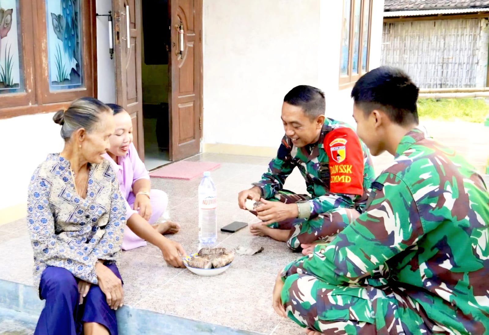 Keterangan Foto: Suasana haru saat personel Satgas TMMD ke-129 Kodim 0813/Bojonegoro berpamitan dengan warga Desa Kesongo, Kecamatan Kedungadem, Kamis (13/8/2026). Selama hampir satu bulan, prajurit TNI dan masyarakat berbaur dalam berbagai kegiatan pembangunan dan sosial hingga hubungan keduanya terasa seperti keluarga. Foto: Deni Flamboyan/Sumber: TMMD Bojonegoro.