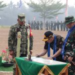 Keterangan Foto: Danrem 071/Wijayakusuma Kolonel Inf Sidik Wiyono, S.H., M.Han., menyaksikan penandatanganan Naskah TMMD Reguler ke-129 Tahun Anggaran 2026 oleh Dandim 0704/Banjarnegara Letkol Inf Nodelismen Hulu, S.Pd., bersama Sekda Banjarnegara Hendro Cahyono, S.E., M.Si., di Desa Gumelem Kulon, Kecamatan Susukan, Kamis (13/8/2026). Foto: Pendim Banjarnegara. Keterangan Foto: Danrem 071/Wijayakusuma Kolonel Inf Sidik Wiyono, S.H., M.Han., menyaksikan penandatanganan Naskah TMMD Reguler ke-129 Tahun Anggaran 2026 oleh Dandim 0704/Banjarnegara Letkol Inf Nodelismen Hulu, S.Pd., bersama Sekda Banjarnegara Hendro Cahyono, S.E., M.Si., di Desa Gumelem Kulon, Kecamatan Susukan, Kamis (13/8/2026). Foto: Pendim Banjarnegara.