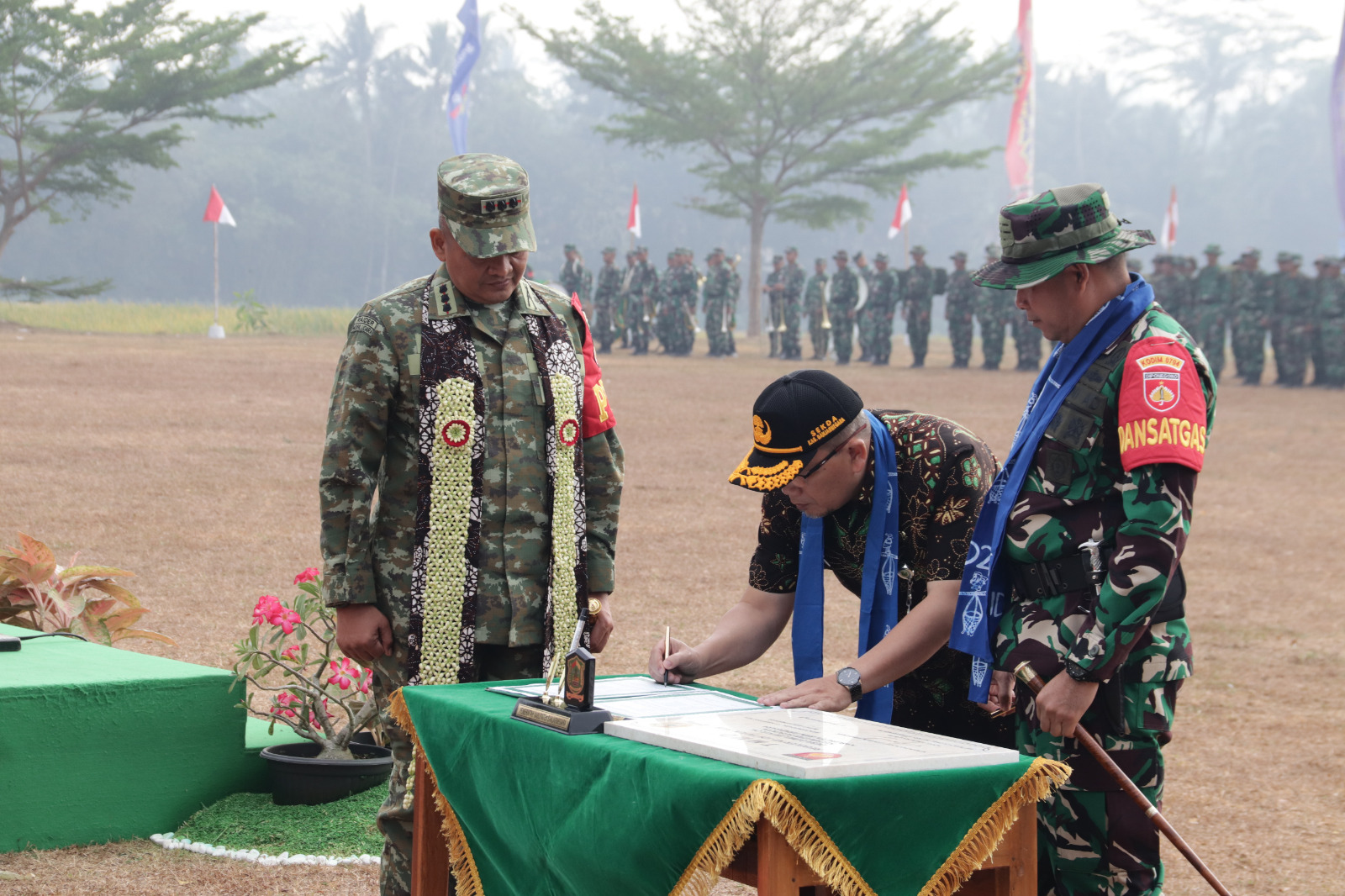 Keterangan Foto: Danrem 071/Wijayakusuma Kolonel Inf Sidik Wiyono, S.H., M.Han., menyaksikan penandatanganan Naskah TMMD Reguler ke-129 Tahun Anggaran 2026 oleh Dandim 0704/Banjarnegara Letkol Inf Nodelismen Hulu, S.Pd., bersama Sekda Banjarnegara Hendro Cahyono, S.E., M.Si., di Desa Gumelem Kulon, Kecamatan Susukan, Kamis (13/8/2026). Foto: Pendim Banjarnegara.