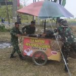 Kepedulian personel Satgas TNI Manunggal Membangun Desa (TMMD) ke-129 Kodim 0813/Bojonegoro kembali terlihat di tengah pelaksanaan program pembangunan di Desa Kesongo, Kecamatan Kedungadem, Kabupaten Bojonegoro, Sabtu (1/8/2026).
