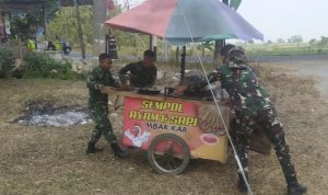 Kepedulian personel Satgas TNI Manunggal Membangun Desa (TMMD) ke-129 Kodim 0813/Bojonegoro kembali terlihat di tengah pelaksanaan program pembangunan di Desa Kesongo, Kecamatan Kedungadem, Kabupaten Bojonegoro, Sabtu (1/8/2026).