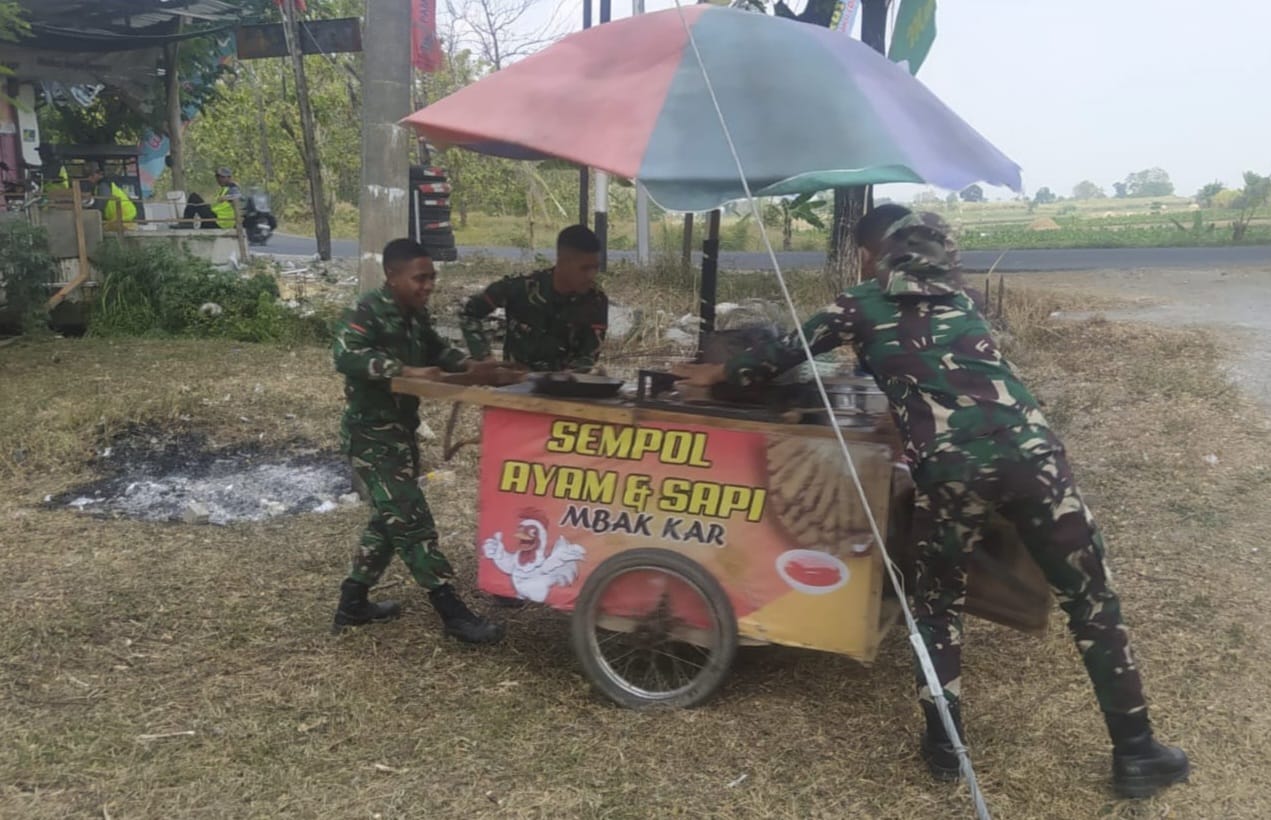 Kepedulian personel Satgas TNI Manunggal Membangun Desa (TMMD) ke-129 Kodim 0813/Bojonegoro kembali terlihat di tengah pelaksanaan program pembangunan di Desa Kesongo, Kecamatan Kedungadem, Kabupaten Bojonegoro, Sabtu (1/8/2026).