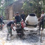 Salah satunya adalah Pratu Lukas dari Batalyon Infanteri 405/Suryakusuma yang bertugas mengawal operasional mesin molen di Dusun Kunir RT 01/RW 09, Desa Gumelem Kulon, Kecamatan Susukan, Minggu (2/8/2026).