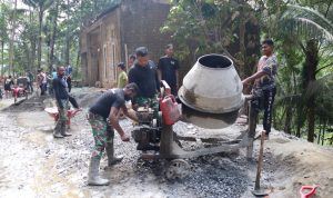 Salah satunya adalah Pratu Lukas dari Batalyon Infanteri 405/Suryakusuma yang bertugas mengawal operasional mesin molen di Dusun Kunir RT 01/RW 09, Desa Gumelem Kulon, Kecamatan Susukan, Minggu (2/8/2026).