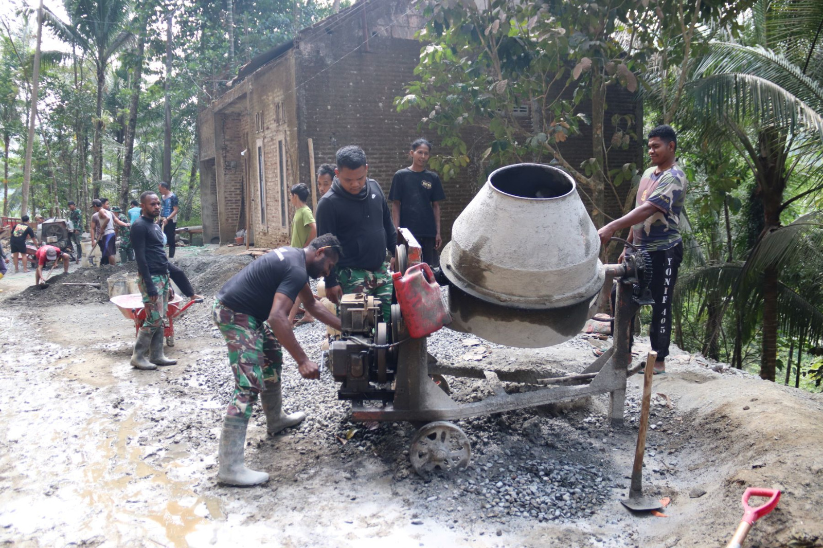 Salah satunya adalah Pratu Lukas dari Batalyon Infanteri 405/Suryakusuma yang bertugas mengawal operasional mesin molen di Dusun Kunir RT 01/RW 09, Desa Gumelem Kulon, Kecamatan Susukan, Minggu (2/8/2026).