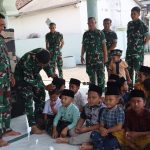 Salah satu momen tersebut terlihat saat Komandan SSK Satgas TMMD ke-129, Lettu Ckm Purnomo, bersama Babinsa Desa Kesongo, Serka Lasmidi, menyempatkan diri berinteraksi dengan anak-anak sebelum melaksanakan ibadah salat, Minggu (2/8/2026). Salah satu momen tersebut terlihat saat Komandan SSK Satgas TMMD ke-129, Lettu Ckm Purnomo, bersama Babinsa Desa Kesongo, Serka Lasmidi, menyempatkan diri berinteraksi dengan anak-anak sebelum melaksanakan ibadah salat, Minggu (2/8/2026).