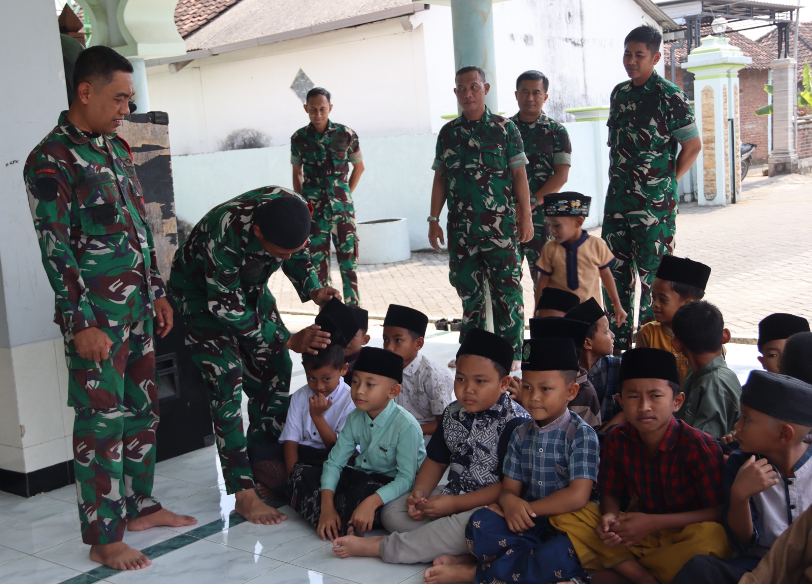 Salah satu momen tersebut terlihat saat Komandan SSK Satgas TMMD ke-129, Lettu Ckm Purnomo, bersama Babinsa Desa Kesongo, Serka Lasmidi, menyempatkan diri berinteraksi dengan anak-anak sebelum melaksanakan ibadah salat, Minggu (2/8/2026).