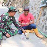 Komandan Koramil (Danramil) 09/Susukan, Kapten Inf Masrukin, meninjau langsung pelaksanaan Program TNI Manunggal Membangun Desa (TMMD) Reguler ke-129 Tahun Anggaran 2026 di Dusun Kunir RT 01 RW 09, Desa Gumelem Kulon, Kecamatan Susukan, Kabupaten Banjarnegara, Senin (3/8/2026).