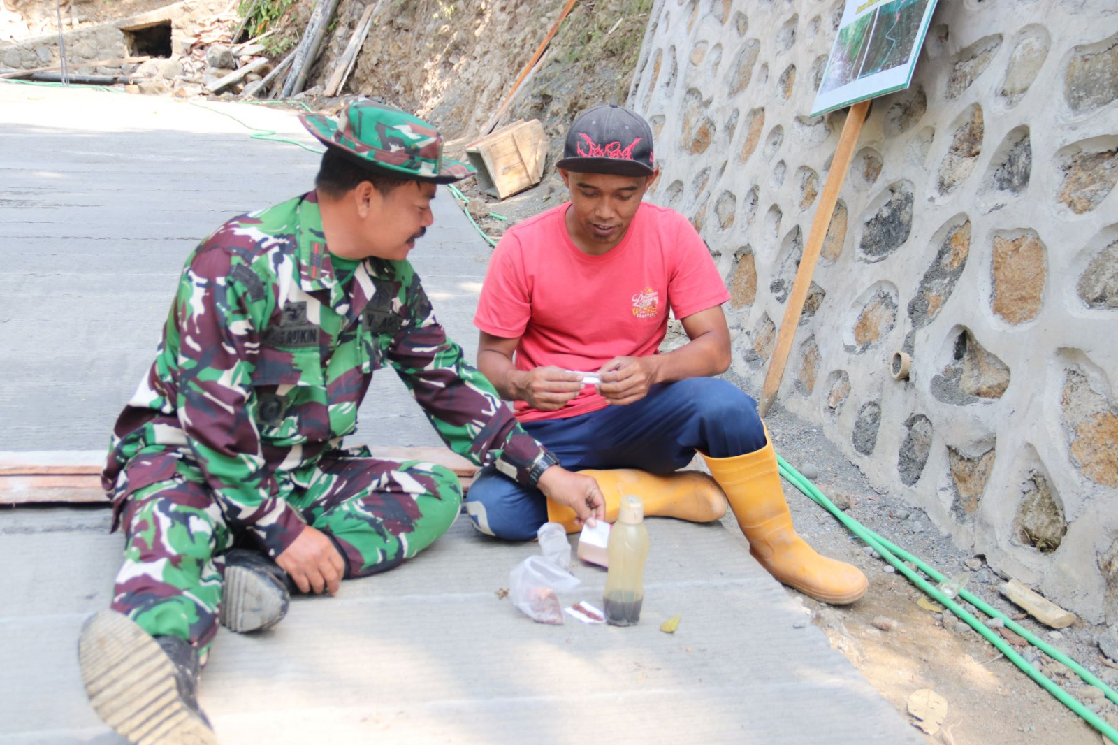 Komandan Koramil (Danramil) 09/Susukan, Kapten Inf Masrukin, meninjau langsung pelaksanaan Program TNI Manunggal Membangun Desa (TMMD) Reguler ke-129 Tahun Anggaran 2026 di Dusun Kunir RT 01 RW 09, Desa Gumelem Kulon, Kecamatan Susukan, Kabupaten Banjarnegara, Senin (3/8/2026).