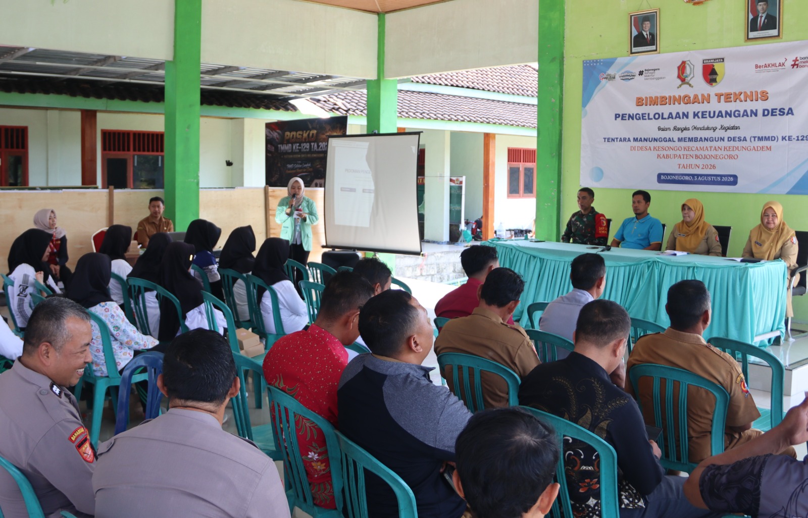 Salah satunya diwujudkan melalui kegiatan Bimbingan Teknis (Bimtek) pengelolaan keuangan desa yang digelar di Balai Desa Kesongo, Kecamatan Kedungadem, Kabupaten Bojonegoro, Senin (3/8/2026).