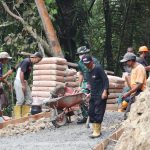 Di tengah proses pembangunan rabat beton di Dusun Kunir RT 01/09, Desa Gumelem Kulon, Kecamatan Susukan, Kabupaten Banjarnegara, Pratu Agung menunjukkan dedikasi tinggi dengan terus mengangkut adukan beton menggunakan angkong untuk memperlancar pekerjaan, Sabtu (1/8/2026).