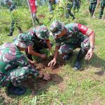 Di sela pengerjaan rabat beton sepanjang 737 meter dengan lebar 2,5 meter dan ketebalan 0,15 meter, anggota Satgas TMMD bersama warga menggelar aksi penghijauan di Dusun Kunir RT 01/09, Desa Gumelem Kulon, Kecamatan Susukan, Rabu (5/8/2026)