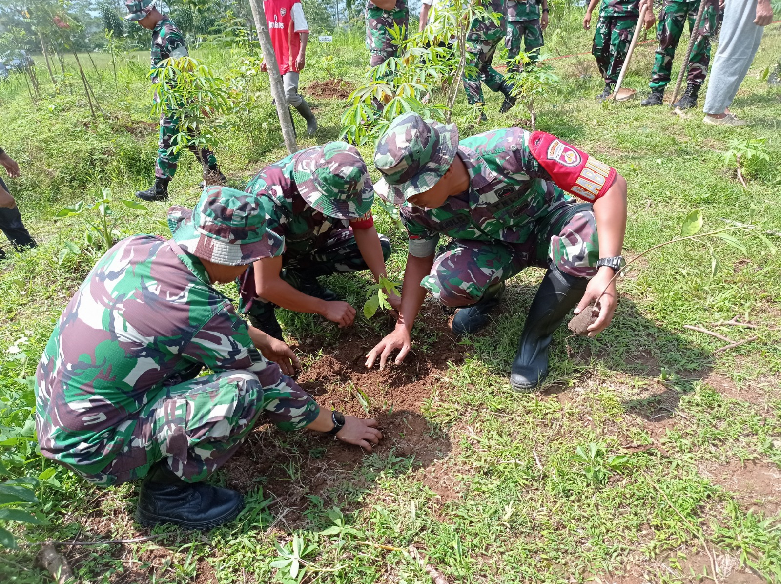 Di sela pengerjaan rabat beton sepanjang 737 meter dengan lebar 2,5 meter dan ketebalan 0,15 meter, anggota Satgas TMMD bersama warga menggelar aksi penghijauan di Dusun Kunir RT 01/09, Desa Gumelem Kulon, Kecamatan Susukan, Rabu (5/8/2026)