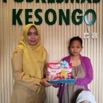 Petugas kesehatan bersama personel Satgas TMMD ke-129 Kodim 0813/Bojonegoro memberikan makanan tambahan (PMT) kepada balita dan ibu hamil di Desa Kesongo, Kecamatan Kedungadem, Kabupaten Bojonegoro, Senin (3/8/2026). Kegiatan ini menjadi bagian dari upaya bersama mempercepat pencegahan stunting dan meningkatkan kualitas kesehatan masyarakat. Foto: Deni Aripandi/Sumber TMMD Bojonegoro. Petugas kesehatan bersama personel Satgas TMMD ke-129 Kodim 0813/Bojonegoro memberikan makanan tambahan (PMT) kepada balita dan ibu hamil di Desa Kesongo, Kecamatan Kedungadem, Kabupaten Bojonegoro, Senin (3/8/2026). Kegiatan ini menjadi bagian dari upaya bersama mempercepat pencegahan stunting dan meningkatkan kualitas kesehatan masyarakat. Foto: Deni Aripandi/Sumber TMMD Bojonegoro.