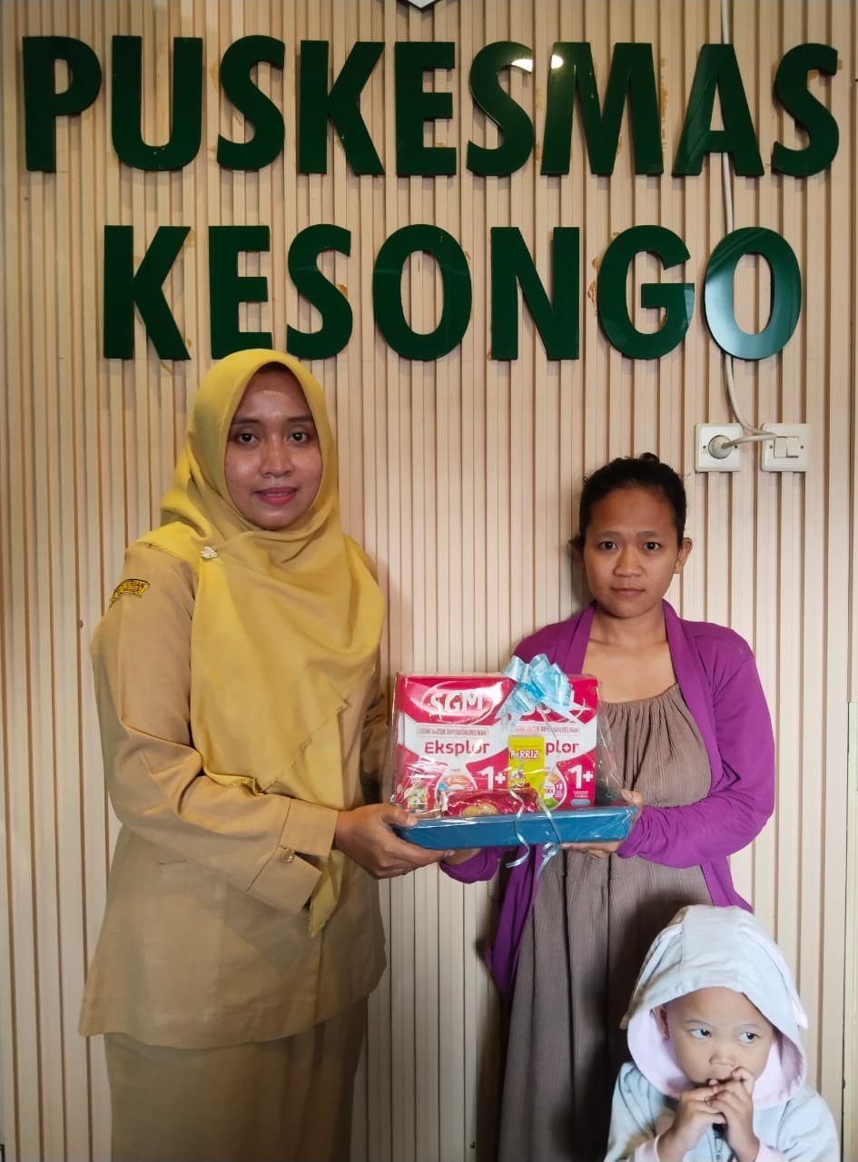 Petugas kesehatan bersama personel Satgas TMMD ke-129 Kodim 0813/Bojonegoro memberikan makanan tambahan (PMT) kepada balita dan ibu hamil di Desa Kesongo, Kecamatan Kedungadem, Kabupaten Bojonegoro, Senin (3/8/2026). Kegiatan ini menjadi bagian dari upaya bersama mempercepat pencegahan stunting dan meningkatkan kualitas kesehatan masyarakat. Foto: Deni Aripandi/Sumber TMMD Bojonegoro.