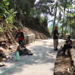 Panlak TMMD Wondo berbincang bersama anggota Satgas TMMD Reguler ke-129 Kodim 0704/Banjarnegara di sela pembangunan rabat beton Dusun Kunir RT 01/09, Desa Gumelem Kulon, Kecamatan Susukan, Kamis (6/8/2026). Komunikasi dan kebersamaan menjadi kekuatan dalam mempercepat pembangunan desa. Foto: Deni Aripandi/Sumber TMMD Banjarnegara