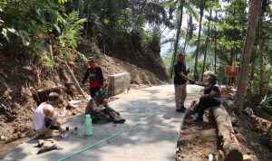 Panlak TMMD Wondo berbincang bersama anggota Satgas TMMD Reguler ke-129 Kodim 0704/Banjarnegara di sela pembangunan rabat beton Dusun Kunir RT 01/09, Desa Gumelem Kulon, Kecamatan Susukan, Kamis (6/8/2026). Komunikasi dan kebersamaan menjadi kekuatan dalam mempercepat pembangunan desa. Foto: Deni Aripandi/Sumber TMMD Banjarnegara
