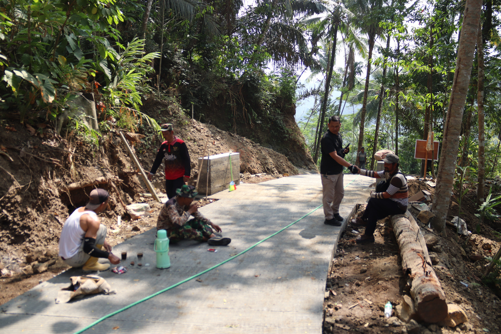 Panlak TMMD Wondo berbincang bersama anggota Satgas TMMD Reguler ke-129 Kodim 0704/Banjarnegara di sela pembangunan rabat beton Dusun Kunir RT 01/09, Desa Gumelem Kulon, Kecamatan Susukan, Kamis (6/8/2026). Komunikasi dan kebersamaan menjadi kekuatan dalam mempercepat pembangunan desa. Foto: Deni Aripandi/Sumber TMMD Banjarnegara
