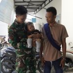 Hangat di Tengah Pengabdian: Serda Fauzi Zeyd Abdillah, anggota Satgas TMMD ke-129 Kodim 0813 Bojonegoro, menggendong balita warga di sela aktivitas pembangunan TMMD di Desa Kesongo, Kecamatan Kedungadem, Kabupaten Bojonegoro, Kamis (6/8/2026). Momen tersebut menjadi gambaran kedekatan dan kemanunggalan TNI dengan masyarakat.