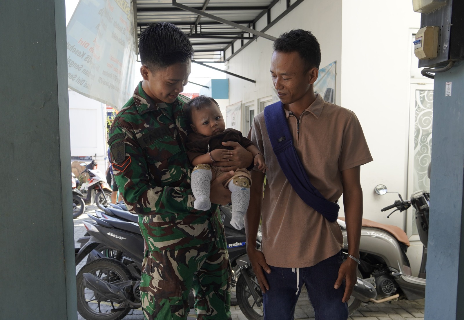 Hangat di Tengah Pengabdian: Serda Fauzi Zeyd Abdillah, anggota Satgas TMMD ke-129 Kodim 0813 Bojonegoro, menggendong balita warga di sela aktivitas pembangunan TMMD di Desa Kesongo, Kecamatan Kedungadem, Kabupaten Bojonegoro, Kamis (6/8/2026). Momen tersebut menjadi gambaran kedekatan dan kemanunggalan TNI dengan masyarakat.