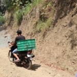 Kepedulian Warga untuk Satgas: Pak Har mengantarkan makanan bagi anggota Satgas TMMD Reguler ke-129 Kodim 0704/Banjarnegara dan warga yang sedang melaksanakan pengecoran rabat beton di Dusun Kunir, Desa Gumelem Kulon, Kecamatan Susukan, Jumat (7/8/2026). Dukungan sederhana tersebut menjadi penyemangat di tengah proses pembangunan jalan desa.