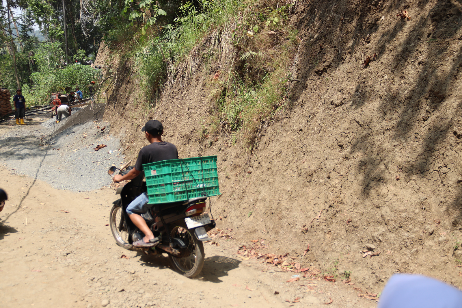 Kepedulian Warga untuk Satgas: Pak Har mengantarkan makanan bagi anggota Satgas TMMD Reguler ke-129 Kodim 0704/Banjarnegara dan warga yang sedang melaksanakan pengecoran rabat beton di Dusun Kunir, Desa Gumelem Kulon, Kecamatan Susukan, Jumat (7/8/2026). Dukungan sederhana tersebut menjadi penyemangat di tengah proses pembangunan jalan desa.