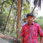 Pj Kepala Dusun Kunir, Pak Waryo, menyaksikan proses pembangunan rabat beton bersama anggota Satgas TMMD dan masyarakat di Desa Gumelem Kulon, Kecamatan Susukan, Banjarnegara.
