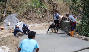 Anggota Satgas TMMD Reguler ke-129 Kodim 0704/Banjarnegara bersama Panlak meninjau langsung progres pembangunan rabat beton di Dusun Kunir, Desa Gumelem Kulon, Kecamatan Susukan, guna memastikan pekerjaan berjalan sesuai target dan kualitas yang ditetapkan.
