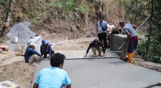 Anggota Satgas TMMD Reguler ke-129 Kodim 0704/Banjarnegara bersama Panlak meninjau langsung progres pembangunan rabat beton di Dusun Kunir, Desa Gumelem Kulon, Kecamatan Susukan, guna memastikan pekerjaan berjalan sesuai target dan kualitas yang ditetapkan.
