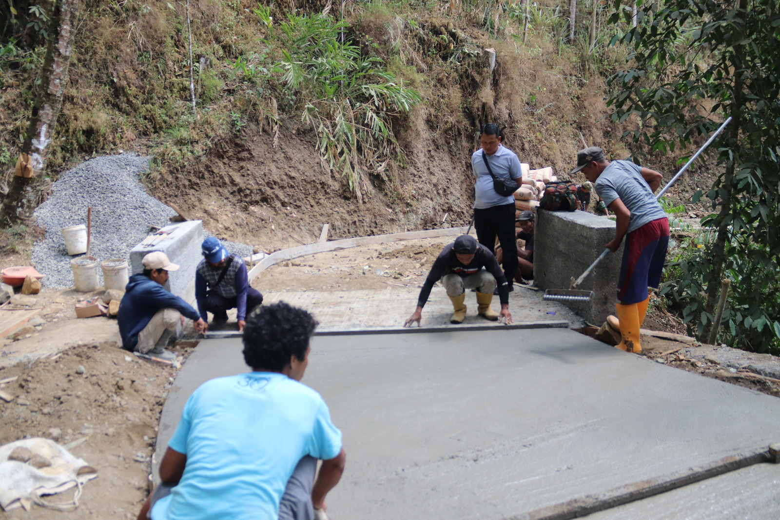 Anggota Satgas TMMD Reguler ke-129 Kodim 0704/Banjarnegara bersama Panlak meninjau langsung progres pembangunan rabat beton di Dusun Kunir, Desa Gumelem Kulon, Kecamatan Susukan, guna memastikan pekerjaan berjalan sesuai target dan kualitas yang ditetapkan.