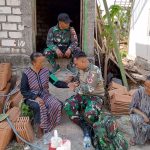 Praka Andi Aprianto, anggota Tim Kesehatan Satgas TMMD ke-129 Kodim 0813/Bojonegoro, melakukan pemeriksaan kesehatan dasar kepada warga Dusun Kedungpandan, Desa Kesongo, Kecamatan Kedungadem, Kabupaten Bojonegoro.