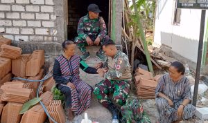 Praka Andi Aprianto, anggota Tim Kesehatan Satgas TMMD ke-129 Kodim 0813/Bojonegoro, melakukan pemeriksaan kesehatan dasar kepada warga Dusun Kedungpandan, Desa Kesongo, Kecamatan Kedungadem, Kabupaten Bojonegoro.