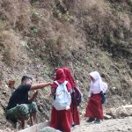 Dua siswi kembar SDN Gumelem Kulon, Naila dan Nabila, bersalaman dengan anggota Satgas TMMD Reguler ke-129 di sela pengerjaan rabat beton di Desa Gumelem Kulon, Kecamatan Susukan, Kabupaten Banjarnegara, Senin (10/08/2026). Foto: Deni Aripandi/Sumber TMMD Banjarnegara.