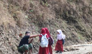 Dua siswi kembar SDN Gumelem Kulon, Naila dan Nabila, bersalaman dengan anggota Satgas TMMD Reguler ke-129 di sela pengerjaan rabat beton di Desa Gumelem Kulon, Kecamatan Susukan, Kabupaten Banjarnegara, Senin (10/08/2026). Foto: Deni Aripandi/Sumber TMMD Banjarnegara.