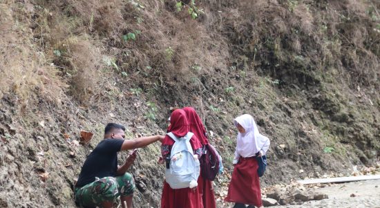 Dua siswi kembar SDN Gumelem Kulon, Naila dan Nabila, bersalaman dengan anggota Satgas TMMD Reguler ke-129 di sela pengerjaan rabat beton di Desa Gumelem Kulon, Kecamatan Susukan, Kabupaten Banjarnegara, Senin (10/08/2026). Foto: Deni Aripandi/Sumber TMMD Banjarnegara.