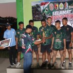 Jajaran Satgas TMMD ke-129 Kodim 0813 Bojonegoro bersama Pemerintah Desa Kesongo menyerahkan piala dan penghargaan kepada para pemenang Turnamen Bola Voli TMMD ke-129 di Desa Kesongo, Kecamatan Kedungadem, Kabupaten Bojonegoro, Sabtu (08/08/2026) malam. Foto: Deni Aripandi/Sumber TMMD Bojonegoro.